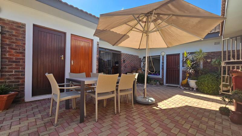 6 Bedroom Property for Sale in Fraaiuitsig Western Cape